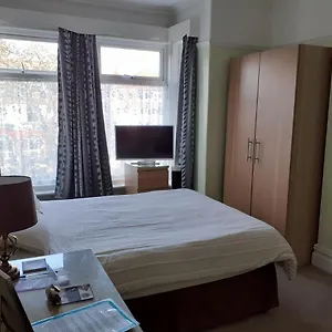 Brightwater Family For Up To 3 People With Shared Facilities , Scarborough United Kingdom