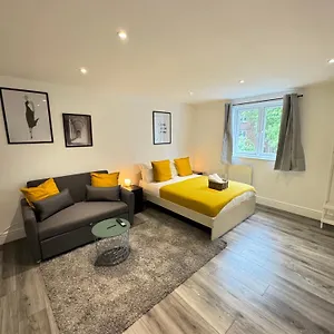 En-suite Bedroom For Up To 4! Sofa Bed - Near Stratford , London United Kingdom